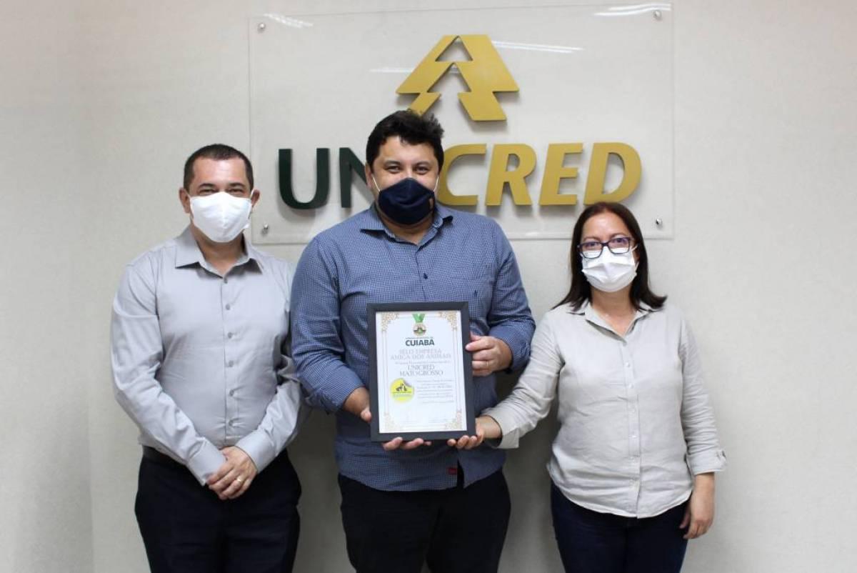 Unicred MT recebe selo Empresa Amiga dos Animais