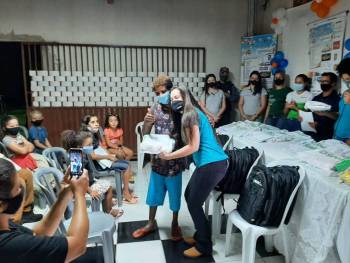 Sicoob faz entrega de kits escolares para crianças carentes