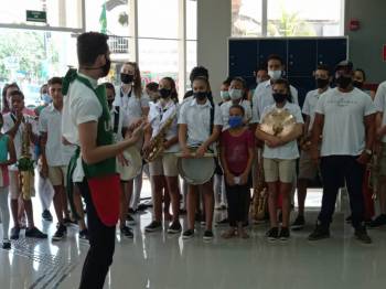 Sicoob em Canarana entrega uniformes para corpo coreográfico da Banda Municipal